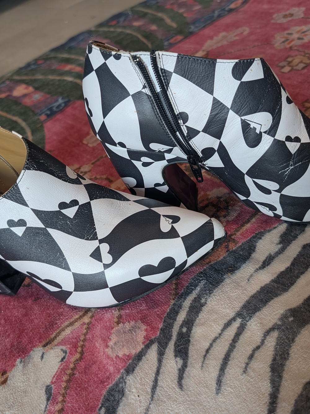 John Fluevog Women’s Black & White Heart Print Block Heel Pumps - Picture 2 of 5
